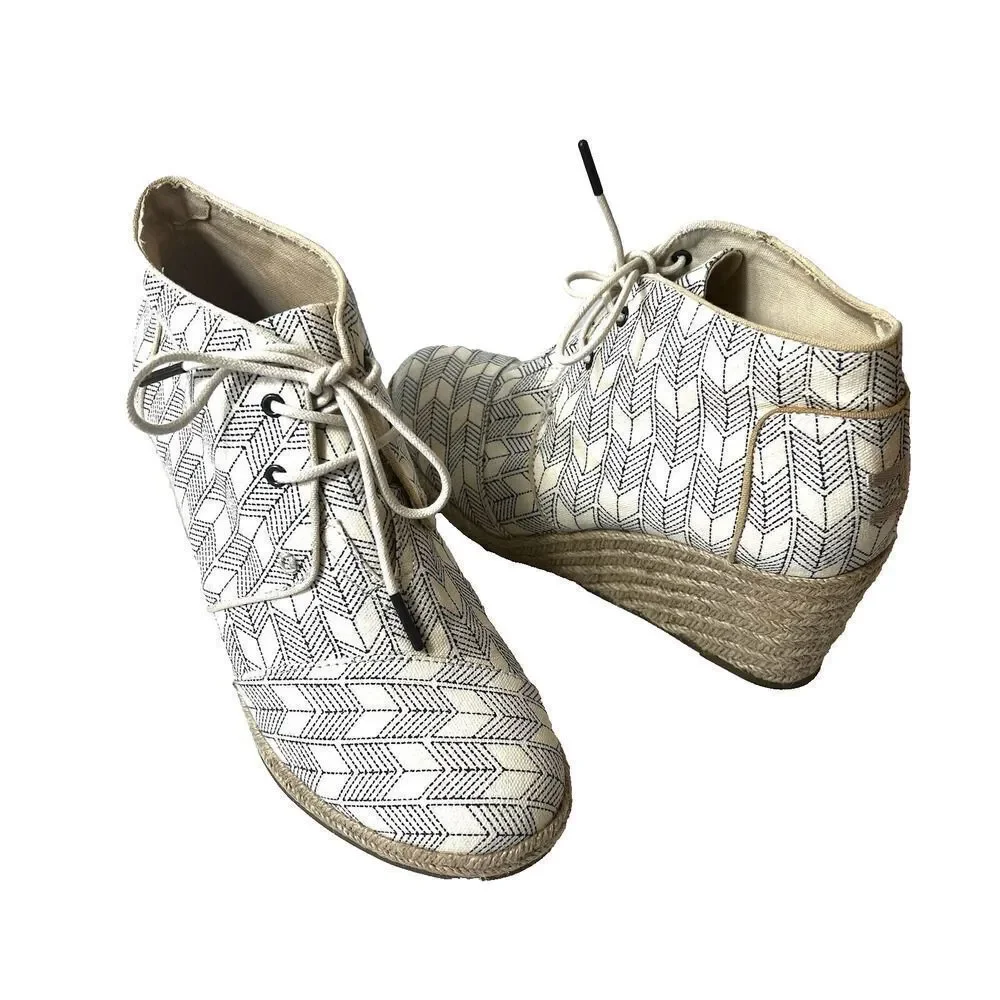 Toms Fabric Ankle Bootie Wedge Heel Women's 11 Lace Up Beige Arrow Prints Casual